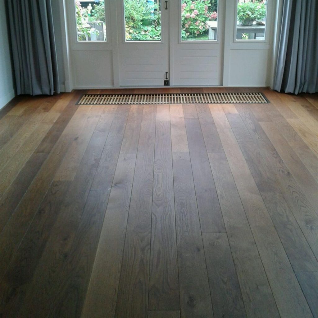Donkerbruine houten vloer gelegd