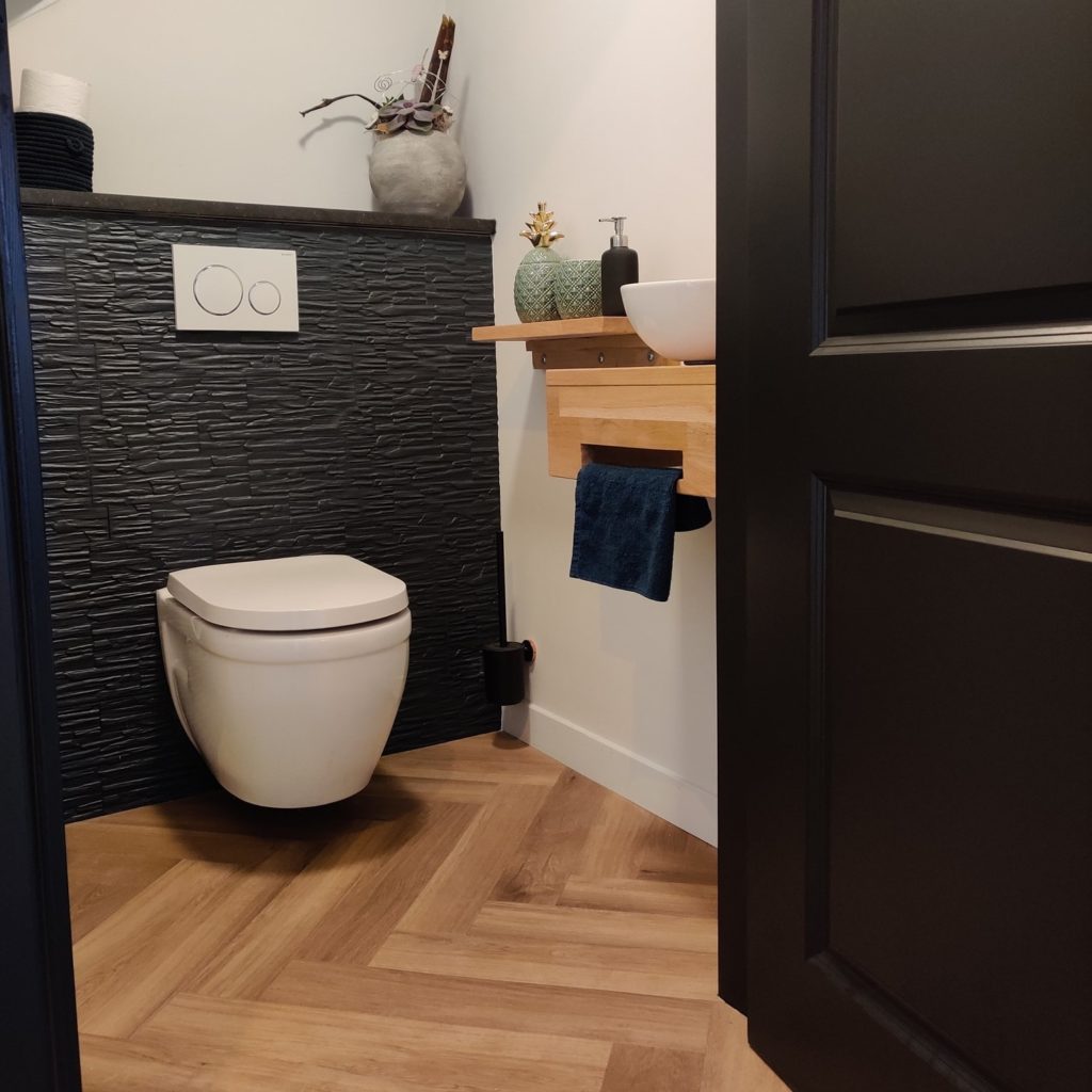 PVC visgraat vloer in toilet bij iemand thuis