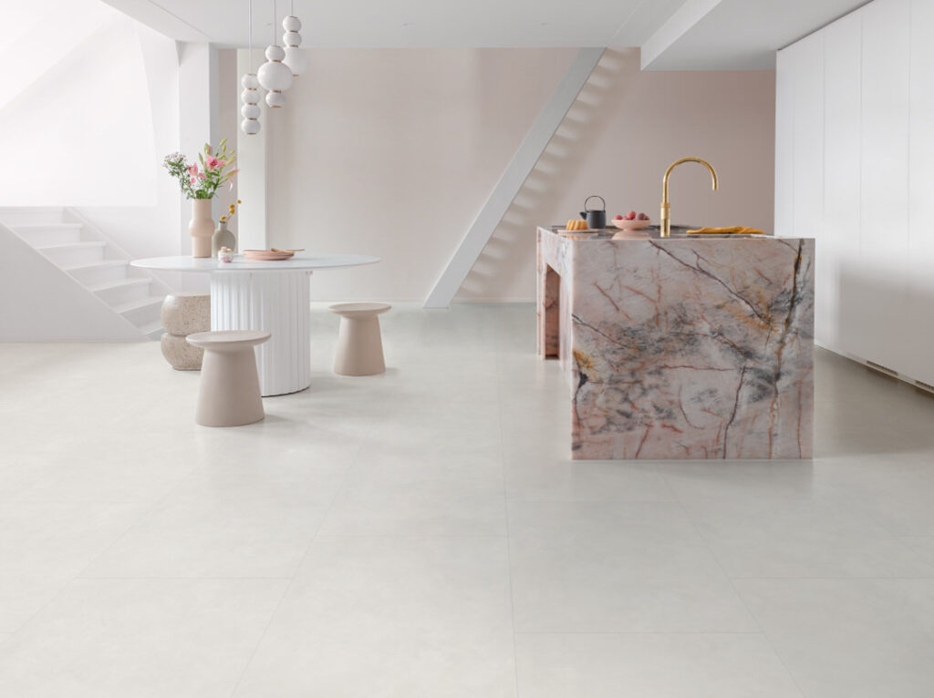 Vloerentrends in PVC vloeren zijn betonlook tegels voor een mooie egale look